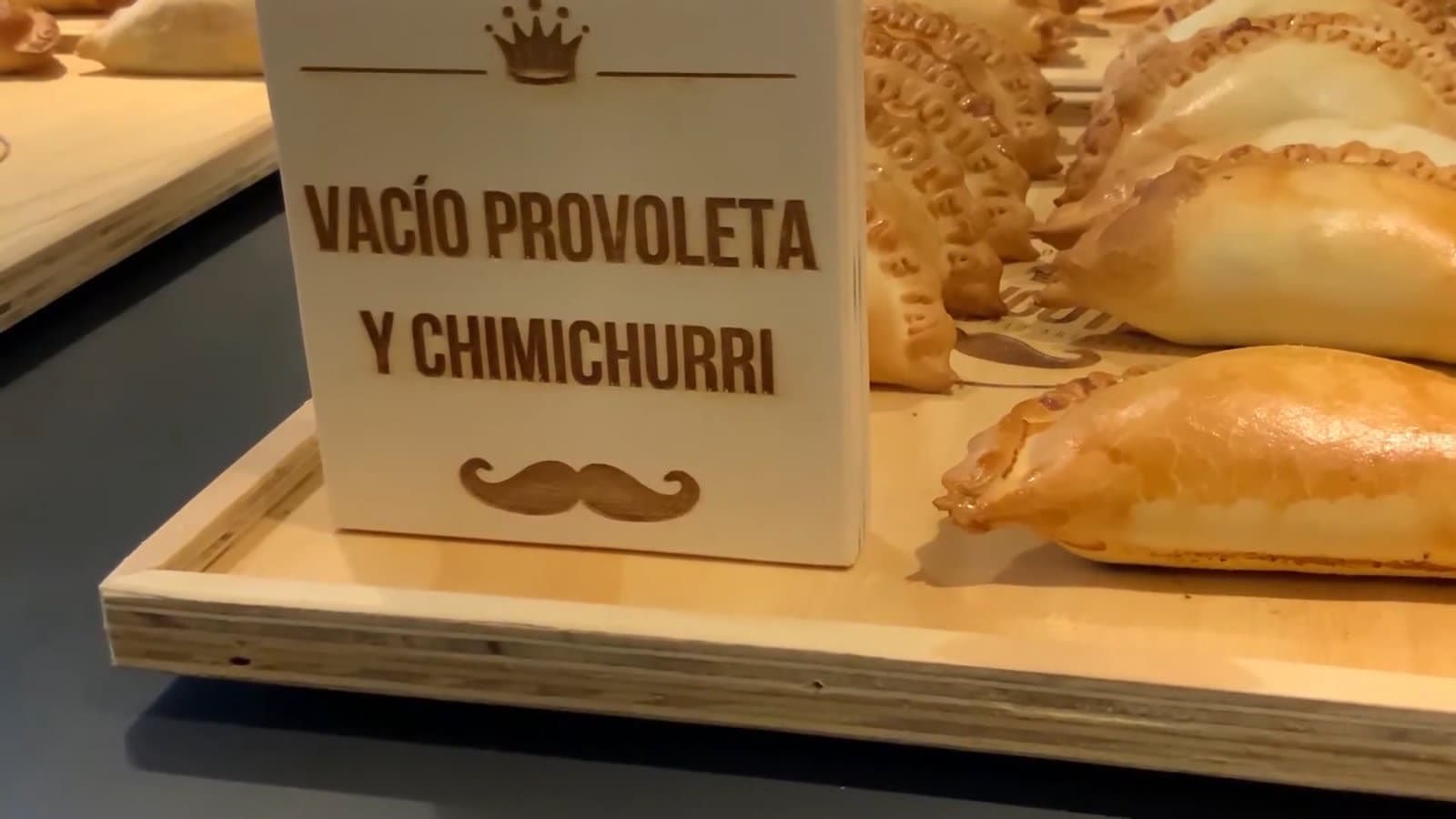 TIO BIGOTES en un evento — mesa de empanadas recién horneadas